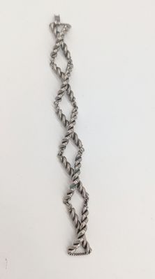 un gros plan d'un bracelet en argent orné d'une chaîne