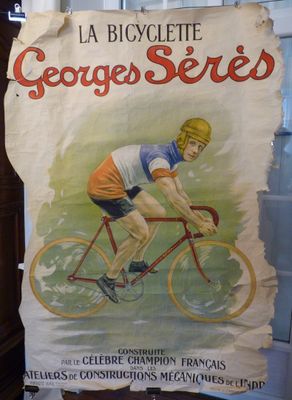 une affiche représentant un homme à vélo accrochée au mur