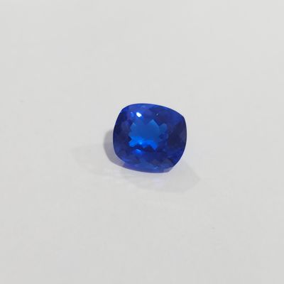 une pierre de saphir bleu sur une surface blanche