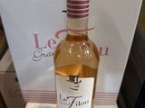 une bouteille de vin posée sur une boîte