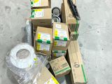 une pile de cartons et un rouleau de ruban adhésif par terre