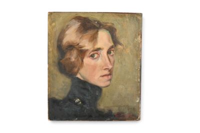 portrait d'une jeune femme en manteau noir devant un mur blanc