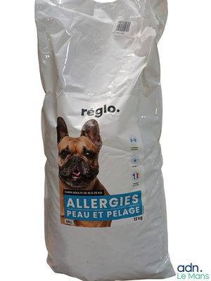 un sac d'aliments pour chiens « Allergies » sur fond blanc