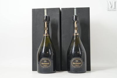 deux bouteilles de champagne posées sur une boîte noire