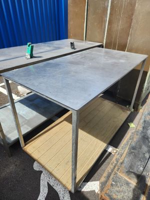 table en acier inoxydable avec deux étagères et un bac bleu