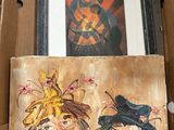 une boîte contenant un tableau et une photo représentant un homme et une femme