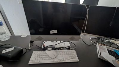 un bureau d'ordinateur avec deux écrans et un clavier
