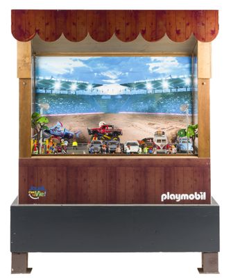 une maquette Playmobil avec une scène de plage en arrière-plan
