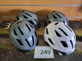 trois casques posés sur une table, à côté d'une étiquette de prix
