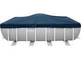 une piscine hors sol recouverte d'une bâche bleue