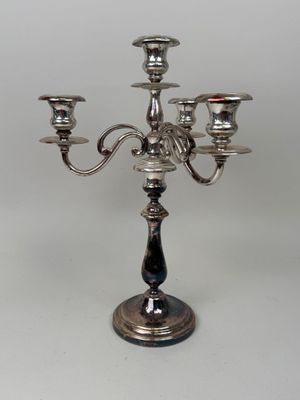 un chandelier en argent avec trois bougies