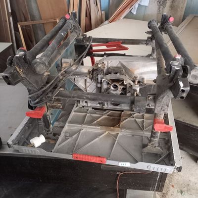 une machine placée au milieu d'une pièce