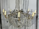 un lustre suspendu au plafond d'une pièce