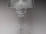 une lampe posée sur une table sur laquelle se trouve une lampe