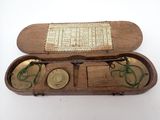 une vieille boîte en bois contenant un tas de pièces de monnaie