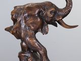 statue d'un éléphant debout sur un rocher, posée sur un fond blanc