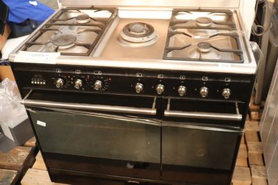 une cuisinière noire avec deux feux dessus