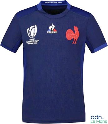 une chemise bleue avec un coq sur le devant et un coq rouge dans le dos