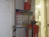 un extincteur fixé au mur dans une salle de bains