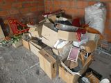 un tas de cartons et d'autres objets par terre