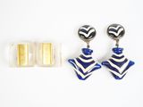 deux paires de boucles d'oreilles bleues et blanches et une paire de boucles d'oreilles dorées