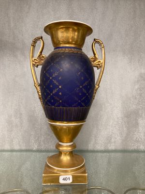 un vase bleu posé sur une table en verre