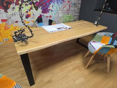 un bureau sur lequel se trouvent une chaise et une lampe