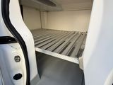 une camionnette blanche dont la porte est ouverte et l'intérieur