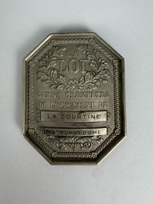 une pièce d'argent sur laquelle figure une femme
