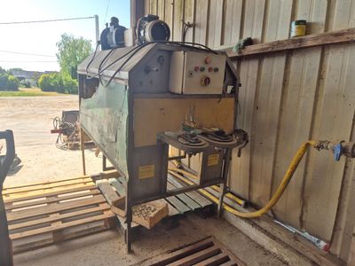 une machine qui se trouve à l'intérieur d'un bâtiment
