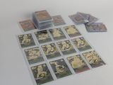 un lot de cartes posées sur une table