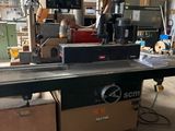 une machine posée sur une table dans une pièce