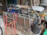 un tas de vieilleries dans le garage d'un immeuble