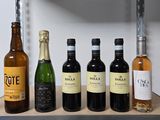 Des bouteilles de vin sont alignées sur une étagère dans une cuisine.