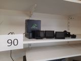 une étagère sur laquelle sont posés de nombreux appareils électroniques différents