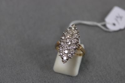 gros plan d'une bague en diamant sur une surface blanche
