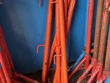 un tas de tuyaux qui traînent dans une pièce