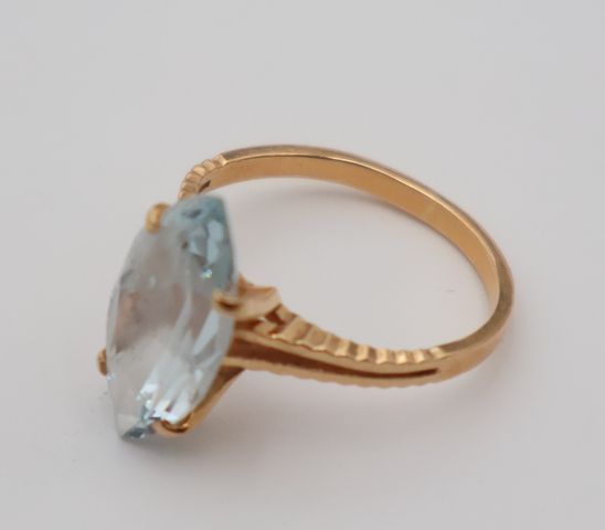 Bague en or jaune 18 carats 750 millièmes à décor d'une pierre bl...
