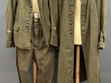 Deux uniformes militaires sont exposés sur un présentoir à mannequin