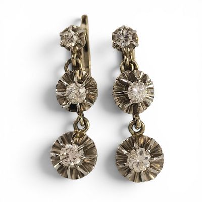 une image représentant une paire de boucles d'oreilles sur fond blanc