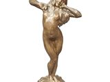 statue d'une femme tenant une batte de baseball sur fond blanc