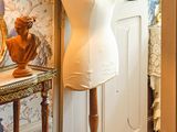 un mannequin assis sur une table dans une pièce