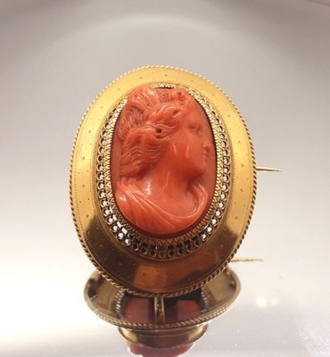 Camée en or 18 carats et corail.