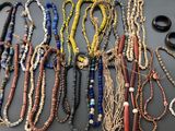de nombreux colliers et bracelets disposés sur une table
