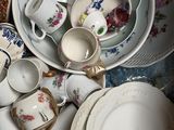 beaucoup d'assiettes et de tasses posées sur la table