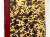 un gros plan d'un livre posé sur une surface blanche, avec une étiquette