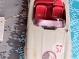 une voiture jouet posée sur une table