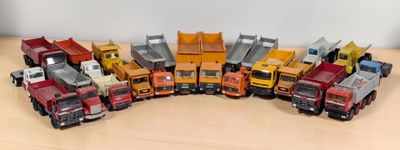 un grand nombre de camions jouets posés sur une table