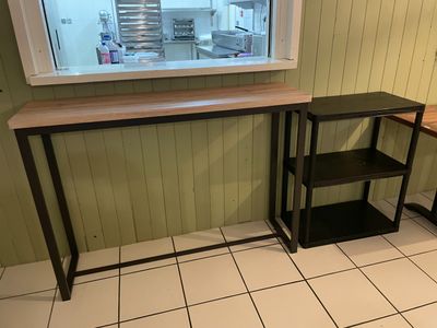 une photo d'une cuisine avec une table et une fenêtre