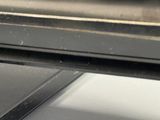 un gros plan d'un ordinateur portable posé sur une table